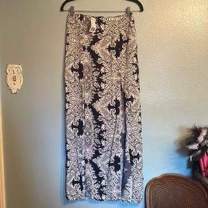Forever 21 boho maxi skirt size M. Navy Blue and White.